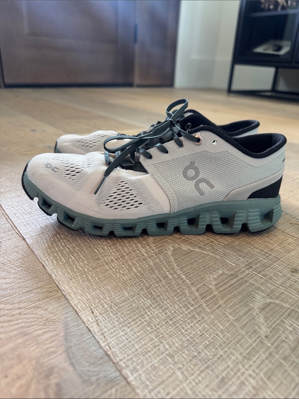 On Running Cloud Women’s cloud x Light Gray with Sage Green Sole Athletic Shoes - Picture 4 of 12